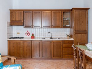 Kühlschrank, Ofen, Kochgeschirr/Geschirr/Besteck