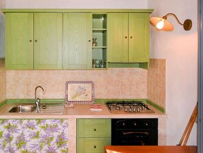 Refrigerador, horno, periquera y utensilios de cocina 