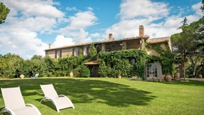 A villa with a well-maintained lawn and two lounge chairs. - Podere Sant' Antonio (BOL213) by Interhome (Lago di Bolsena)