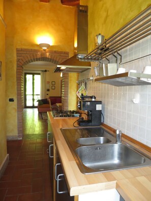 Kjøleskap, oppvaskmaskin, kjøkkenutstyr og spisebord