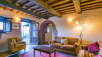 Een televisie, een open haard en een dvd-speler