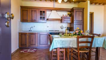 Frigorifero, forno, pentole/stoviglie/utensili, tavolo da pranzo