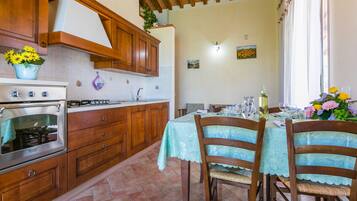 Frigorifero, forno, lavastoviglie, pentole/stoviglie/utensili