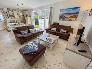 Televisión, chimenea y reproductor de DVD 