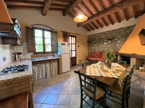 Kjøleskap, mikrobølgeovn, høy barnestol og kjøkkenutstyr