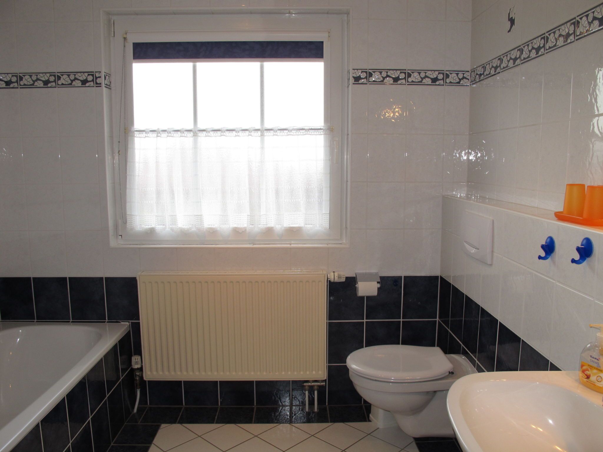 Un baño con bañera, inodoro y lavabo.