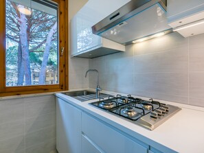 ثلاجة، ميكروويف، مستلزمات طهي/أطباق/أوعية