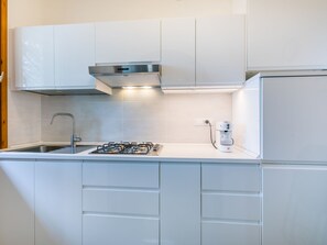 Køleskab, mikrobølgeovn, køkkentøj/tallerkener/redskaber