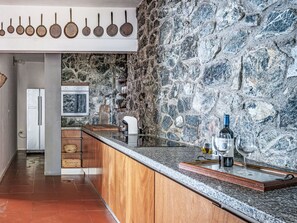 Een koelkast, een microgolfoven, een oven, een vaatwasser