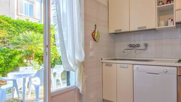 KylskÄp, ugn, diskmaskin och grytor/köksredskap