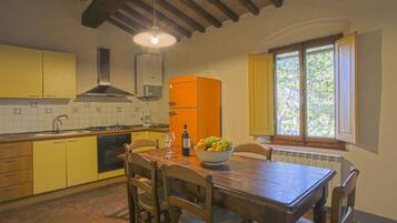 KĂŒhlschrank, Ofen, Hochstuhl, Kochgeschirr/Geschirr/Besteck