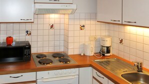 Kühlschrank, Mikrowelle, Ofen, Kochgeschirr/Geschirr/Besteck