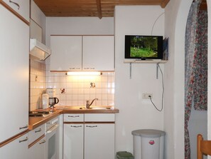 Kühlschrank, Mikrowelle, Ofen, Kochgeschirr/Geschirr/Besteck