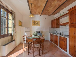 Kühlschrank, Mikrowelle, Kochgeschirr/Geschirr/Besteck
