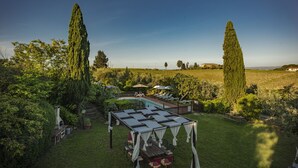 Un vignoble doté d’une piscine et d’un espace extérieur aménagé pour se détendre.
