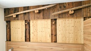 Ein Schlafzimmer mit einem hölzernen Kopfteil, zwei Nachttischen und einem Bett mit weißer Bettwäsche.
