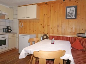 Réfrigérateur, un four, lave-vaisselle, chaise haute