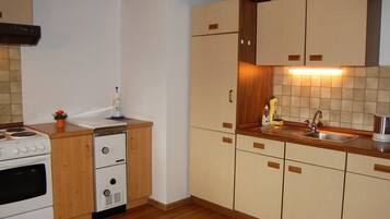 Kühlschrank, Mikrowelle, Ofen, Kochgeschirr/Geschirr/Besteck