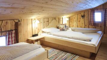 5 bedrooms, desk, WiFi