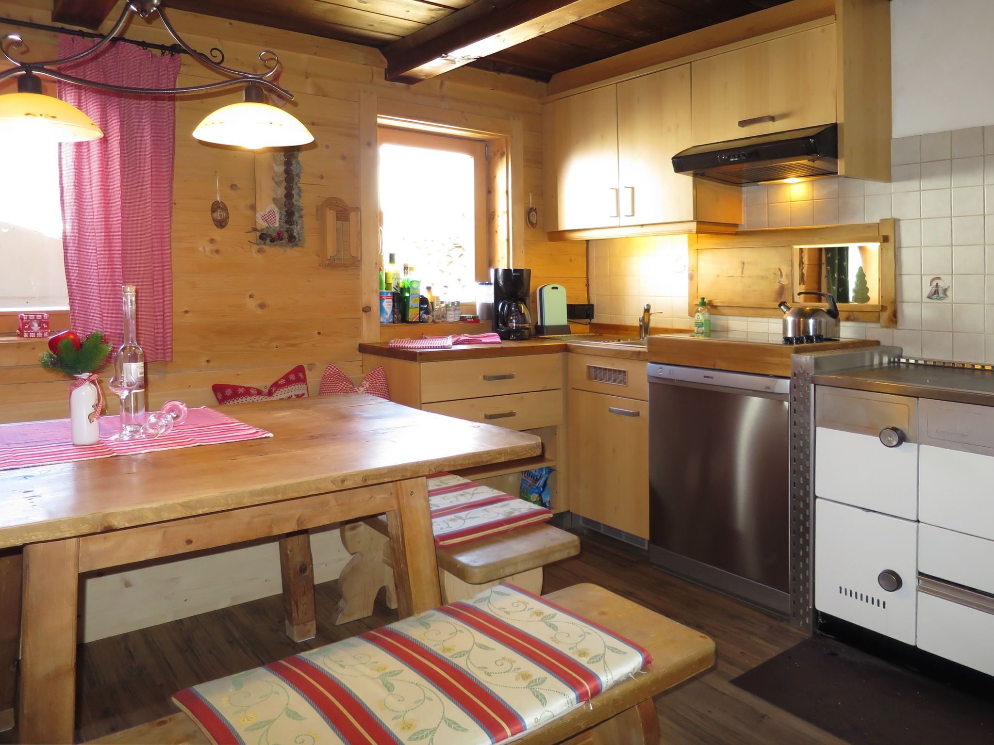 Een koelkast, een magnetron, een vaatwasser, een broodrooster