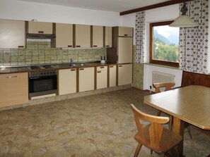 Fridge, oven, dishwasher, cookware/dishes/utensils