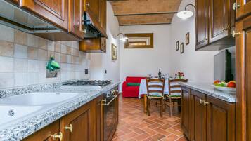 Frigorifero, forno, seggiolone, pentole/stoviglie/utensili