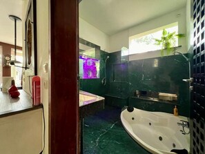 Shower, towels, soap, shampoo - Ombe Villa (West Nusa Tenggara)
