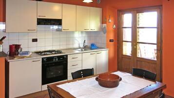 Fridge, oven, cookware/dishes/utensils