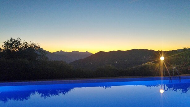 Ein Schwimmbecken mit freiem Blick auf die Berge im Hintergrund.