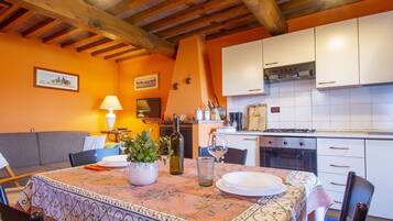 Réfrigérateur, four, chaise haute