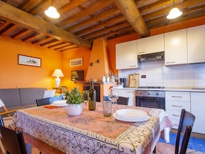 Kühlschrank, Ofen, Hochstuhl, Kochgeschirr/Geschirr/Besteck