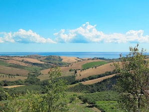A panoramic view of rolling hills with a clear sky and distant sea. - Serrani by Interhome (Roseto degli Abruzzi)