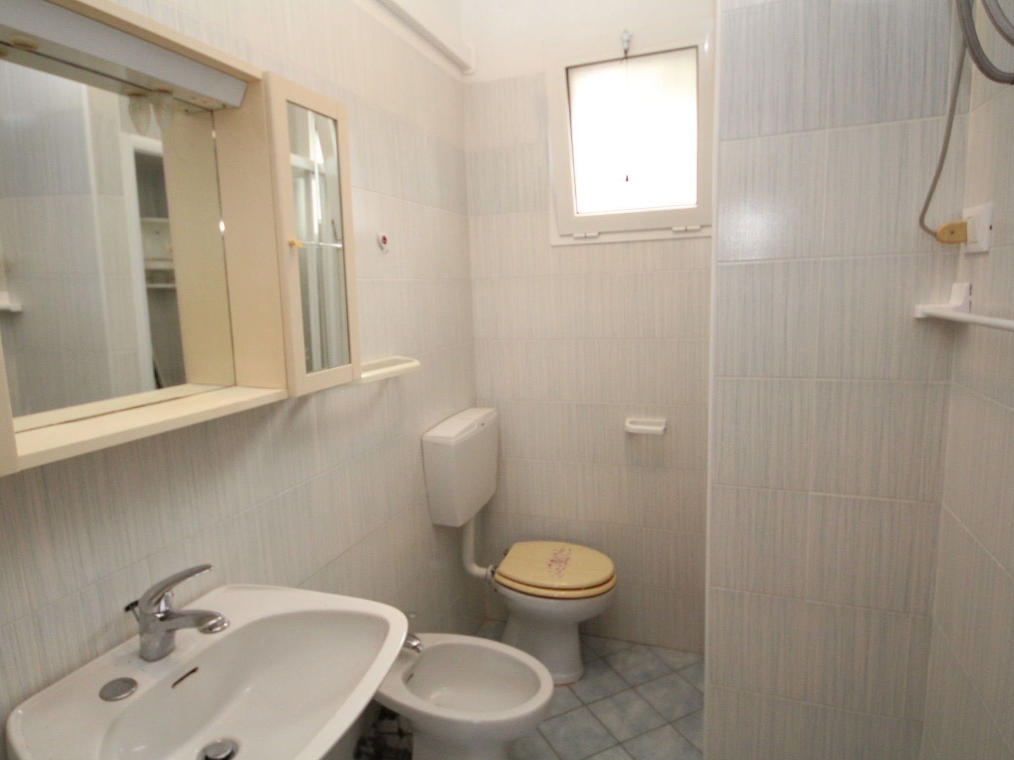 Une salle de bain équipée d’un lavabo, de toilettes et d’un bidet.
