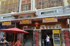 Un edificio tradizionale con diversi negozi e insegne, tra cui un ristorante.