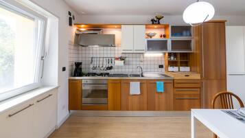 Kühlschrank, Mikrowelle, Ofen, Geschirrspüler