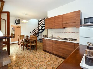 Kühlschrank, Mikrowelle, Hochstuhl, Kochgeschirr/Geschirr/Besteck