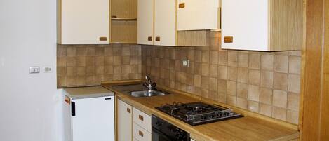 Fridge, oven, cookware/dishes/utensils, dining tables