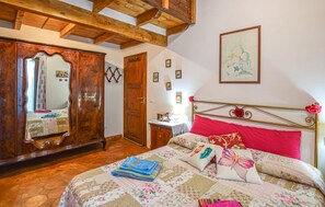 2 bedrooms, travel cot, free WiFi, bed sheets