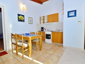 Geladeira, fogão, torradeira, talheres/pratos/utensílios de cozinha