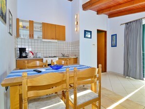 Fridge, oven, toaster, cookware/dishes/utensils