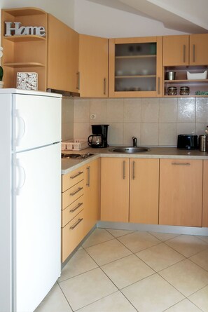 Geladeira, lava-louças, talheres/pratos/utensílios de cozinha