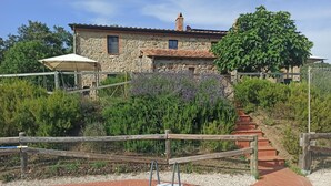A stone house with a pool, surrounded by greenery and a wooden fence. - Pian dei Carpini - Laura by Interhome (Prata)