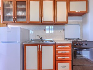 Frigorífico, microondas, horno y tostadora