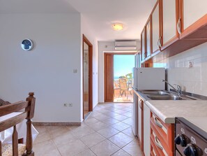 Frigorífico, microondas, horno y tostadora