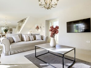 Een televisie en een open haard