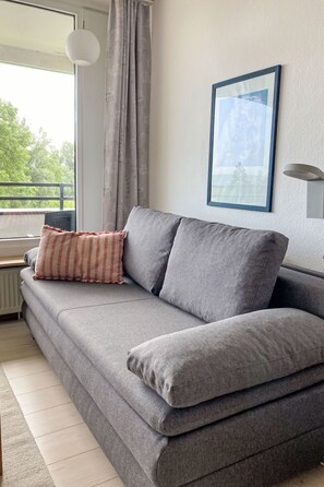 Tv, dvd-spelare och ett bordtennisbord