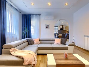 テレビ、テーブルサッカー台