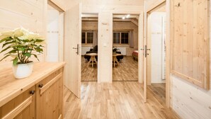 Un interior de madera con un pasillo que conduce a un comedor.