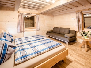 6 camere, una scrivania, Wi-Fi