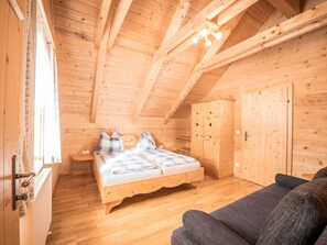 4 bedrooms, desk, WiFi